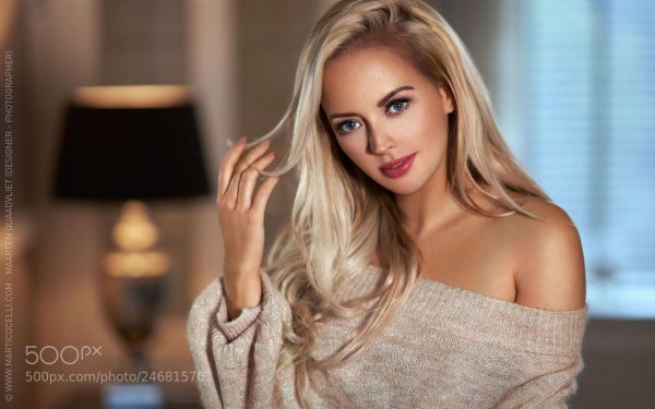 Блондинка красивая девушка