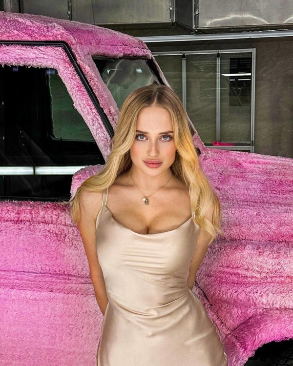 Жгучая Angelina Blondinka Drive в откровенных позах