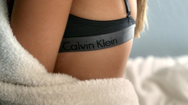 Очаровательная девушка в элегантном бюстгальтере Calvin Klein