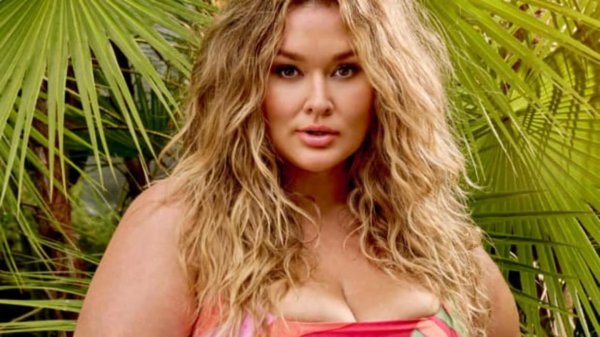 Волнующая модель Hunter McGrady в соблазнительном бикини