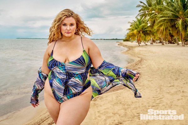 Соблазнительная модель Hunter McGrady в соблазнительном нижнем белье