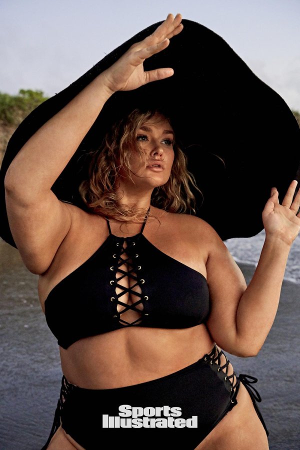 Очаровательная модель Hunter McGrady в соблазнительном бикини