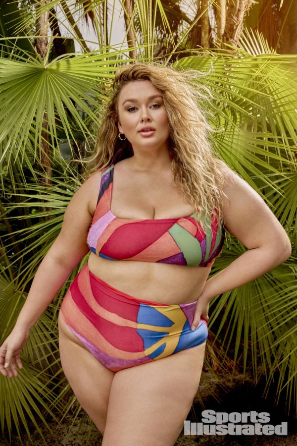 Очаровательная модель Hunter McGrady в соблазнительном нижнем белье