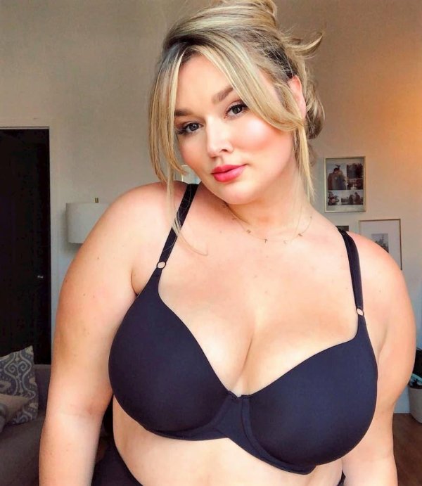Волнующая модель Hunter McGrady в соблазнительном нижнем белье