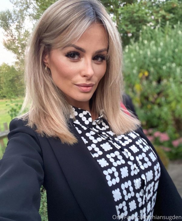 Риан Сугден с соблазнительной грудью на OnlyFans