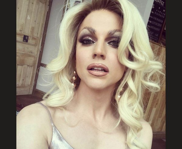 Драг квин кортни, Courtney act, Девушка