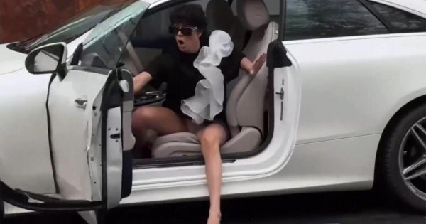 Роскошная девушка в салоне автомобиля