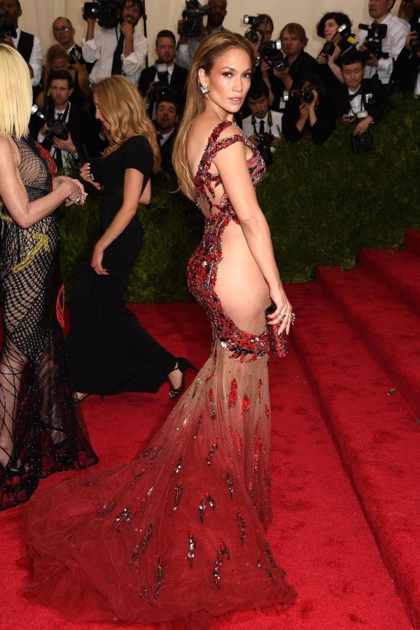Дженнифер Лопес в красном Versace платье