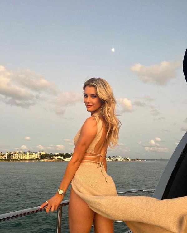 Линдси Брюэр голая Marli Buccola подружка показывают все интимные места