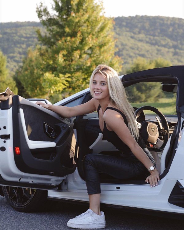 Девушка, Lindsay brewer, Девушка в машине