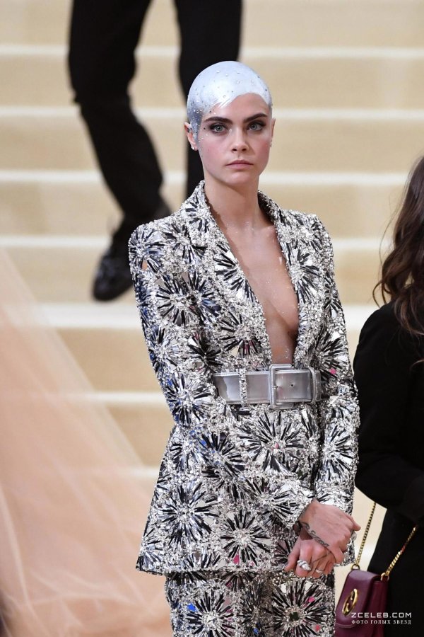 Кара Делевинь на Met Gala в стильном наряде выглядит роскошно