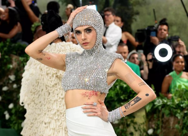 Кара Делевинь блистает на Met Gala в элегантном образе