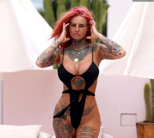 Татуированная Jemma Lucy в соблазнительном обнажении