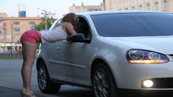 Девушки рачком в шортах у машины с попкой