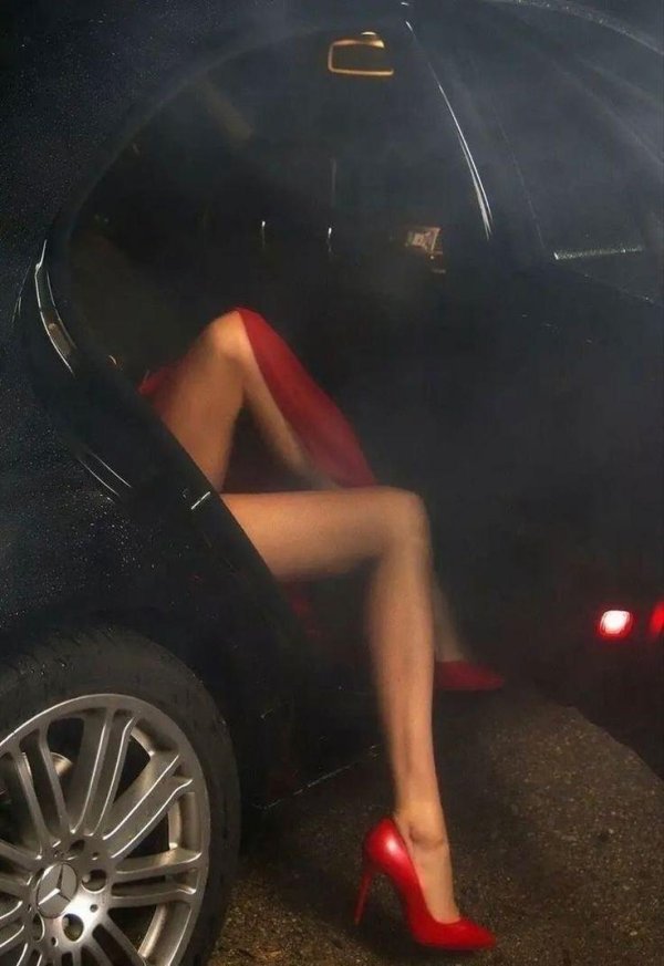 Девушка с автомобилем, Роскошные автомобили, Девушка выходит из машины