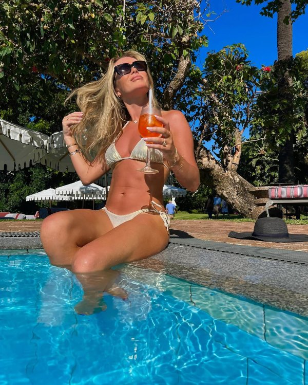 Amanda holden, Bikini by the pool, Бикини купальные