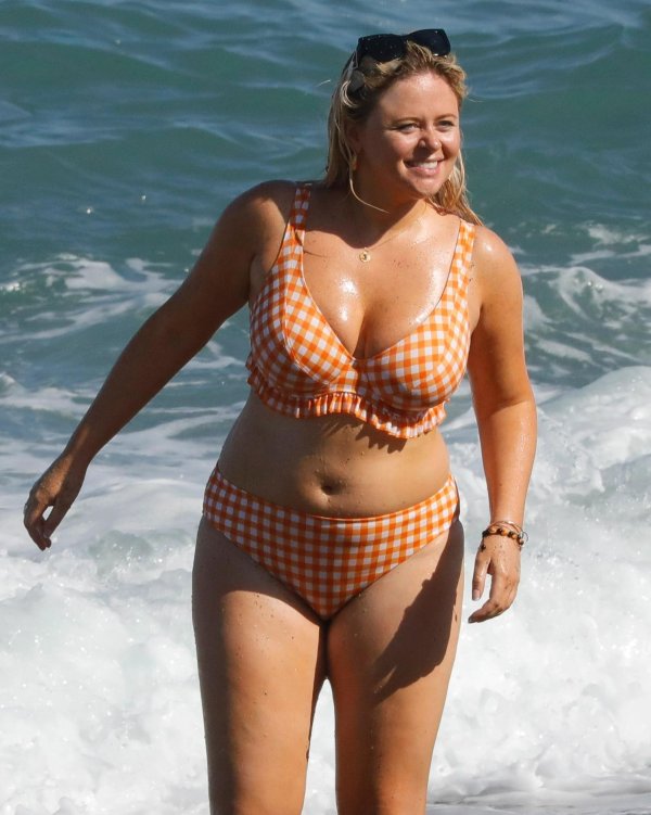 Аппетитная Emily Atack в пляжном бикини