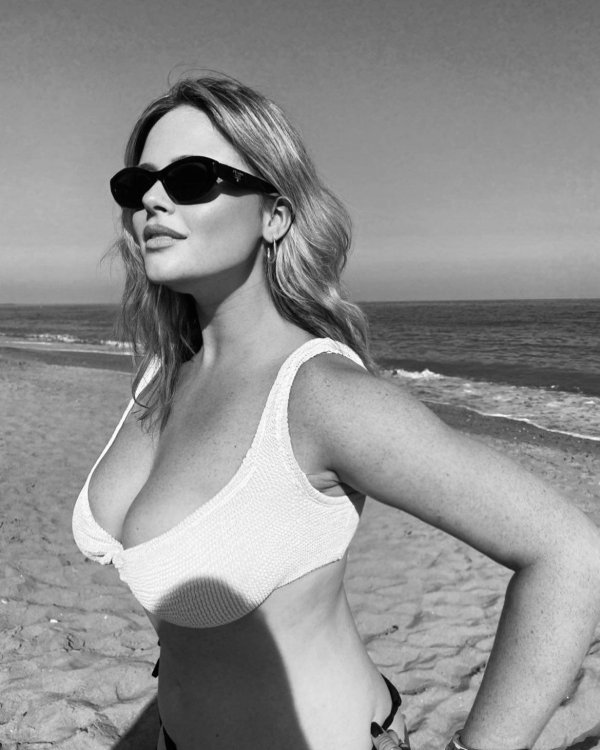 Привлекательная Emily Atack топлес