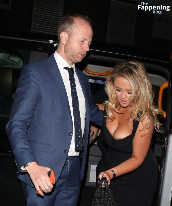 Соблазнительная Emily Atack с декольте