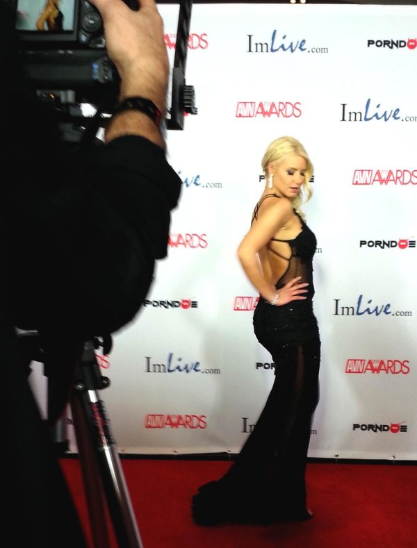 Анника Элбрайт сияет как победительница AVN Awards