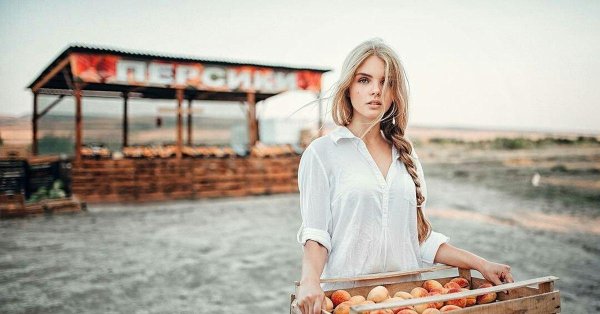 Девушки с персиками