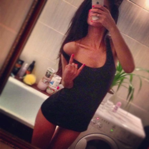 Селфи брюнетка
