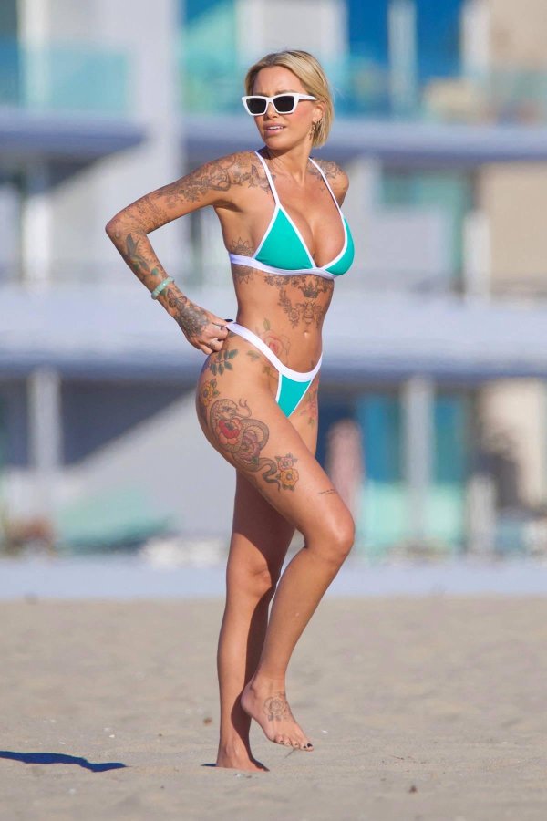 Tina louise в бикини