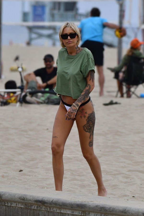 Тина льюис tina louise пляж