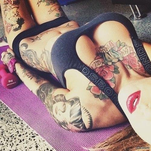 Девушки с татуировками селфи