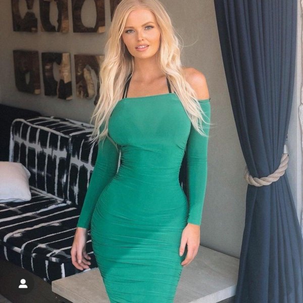 Zienna williams в платье