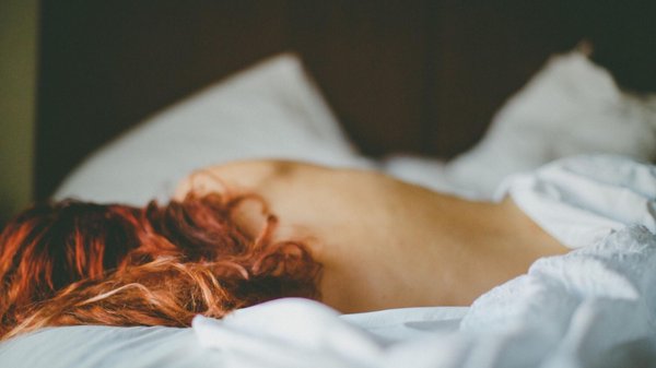 Рыжая девушка в постели, Рыжая девушка, Рыжая девушка со спины