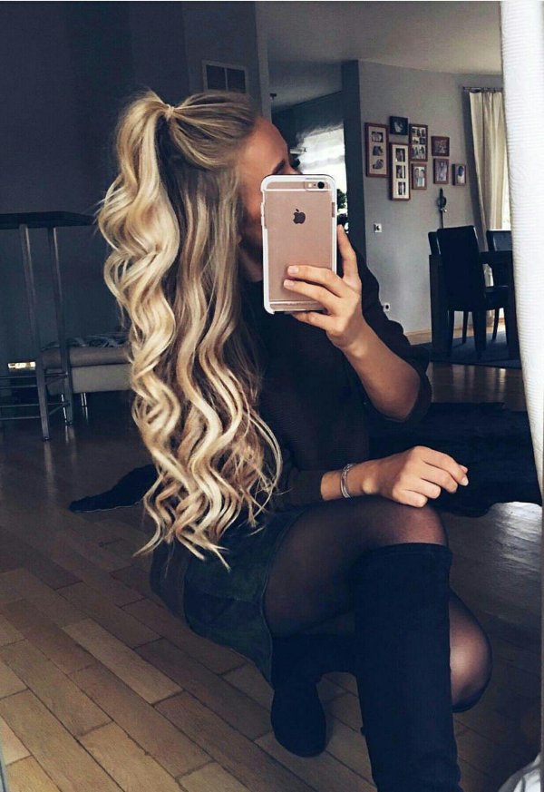 Роскошные длинные локоны блондинки