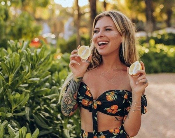Рита Дакота в бикини Tezenis соблазняет