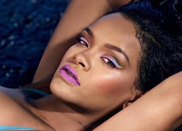 Rihanna сияет в стильном макияже Fenty Beauty