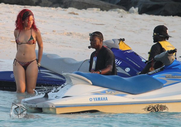 Rihanna соблазняет в бикини на пляже