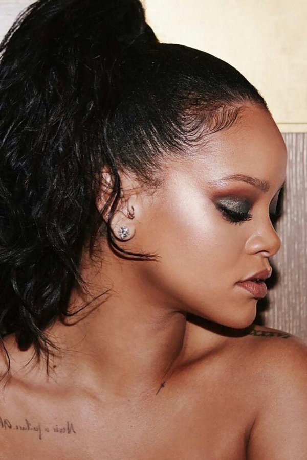Rihanna сияет в макияже Fenty Beauty