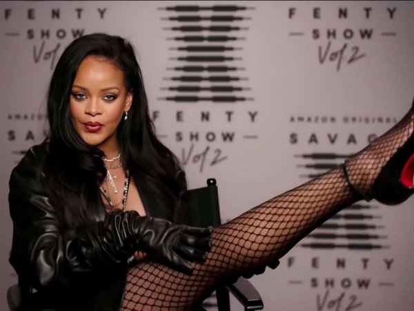 Rihanna соблазняет на шоу Savage x Fenty