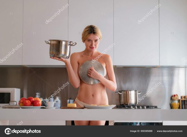 Голышом на кухне, Голые домохозяйки на кухне, Голая девушка на кухне