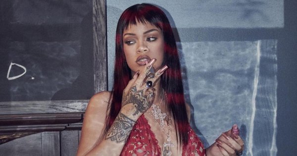 Эротическая Рианна в белье Savage X Fenty с манящими формами
