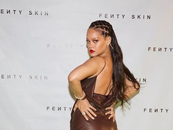 Горячая Рианна в стиле Fenty Savage с аппетитной фигурой