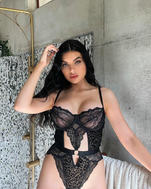 Обнаженная модель Николь Торн в откровенных позах OnlyFans