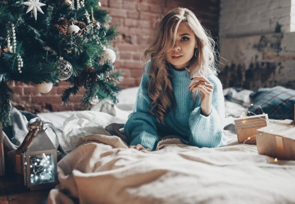 Новогодняя фотосессия идеи, Новогодняя фотосессия девушка, Фотосессия в свитере студии
