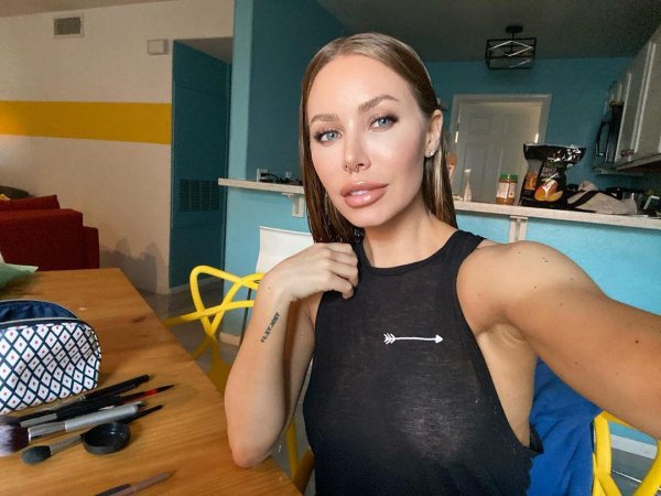 Николь Энистон без макияжа показывает естественность