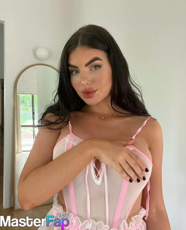 Николь Торн onlyfans демонстрирует красоту модели