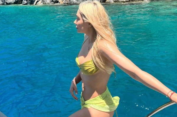 Актриса Наталья Рудова показывает идеальную фигуру в купальнике
