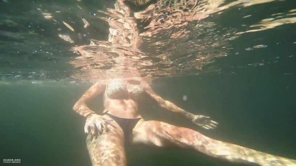 Девушки в бикини под водой