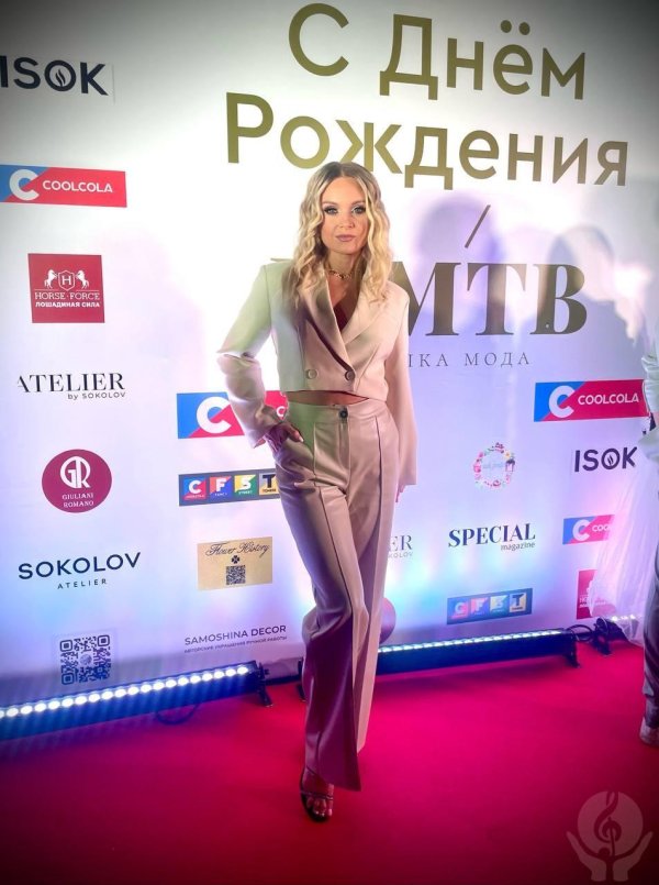 Настя Каменских в бикини будит страсть