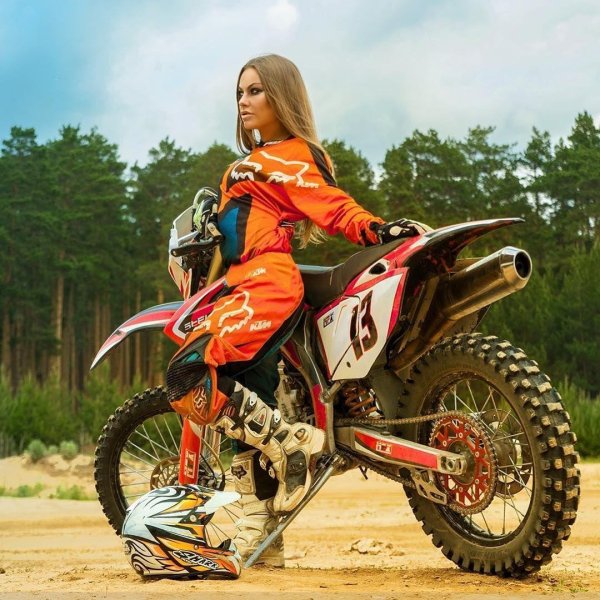 Смелая Ксения Шмелева в шлеме на эндуро мотоцикле KTM