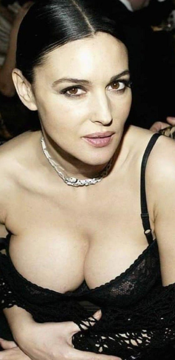 Модель Monika Bellucci с соблазнительным бюстом