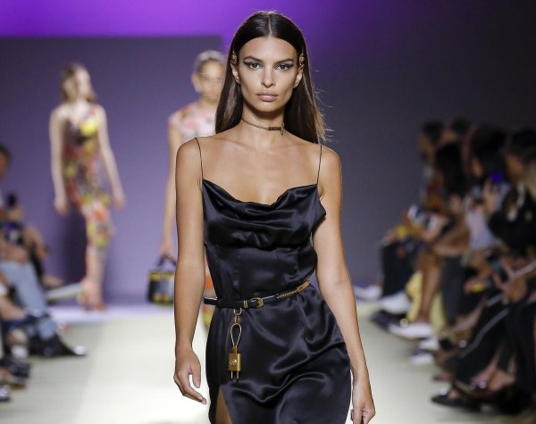Соблазнительная Эмили Ратаковски в платье Versace на подиуме